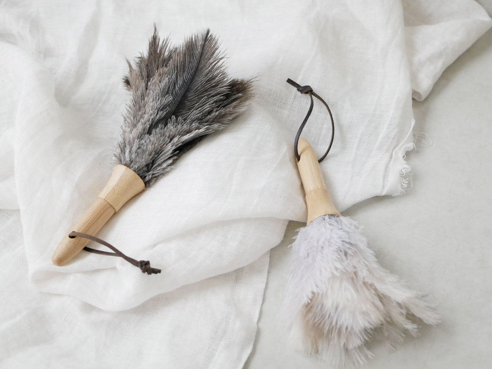 ダルトンのミニフェザーダスター、竹と合成皮革のハンドル、オーストリッチ羽