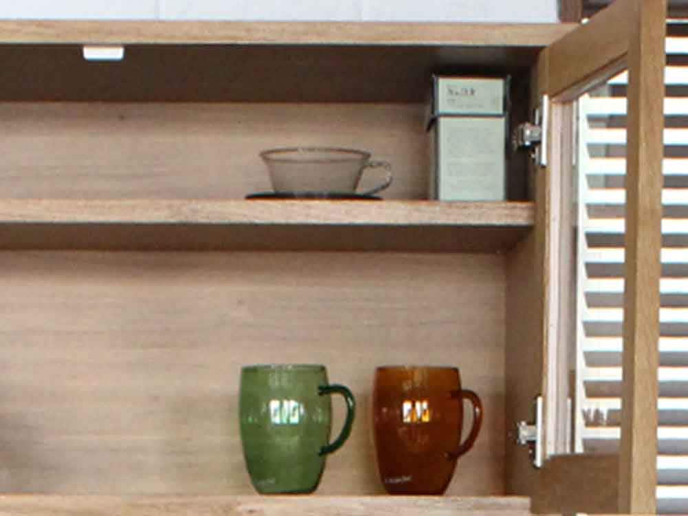 木製の棚を備えたキッチンボード