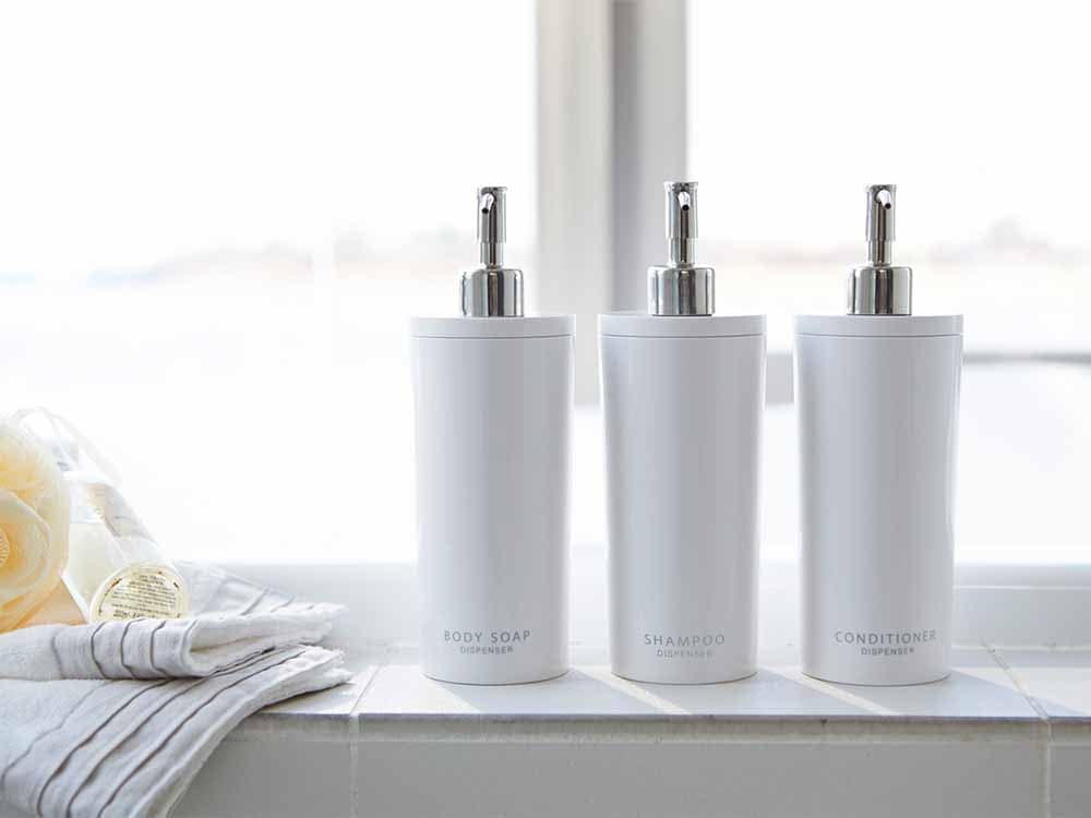 YAMAZAKI/toscaのラウンド型ツーウェイディスペンサー、500ml容量のABS樹脂ボトルとステンレス製ポンプ