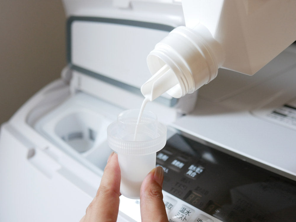 sarasa designのb2cランドリーボトル。HDPE製本体とPP製キャップ。容量は1000mlおよび700ml。
