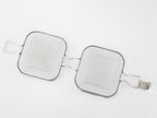 シルバートレイにキッチン用具とプラスチック食品保存容器