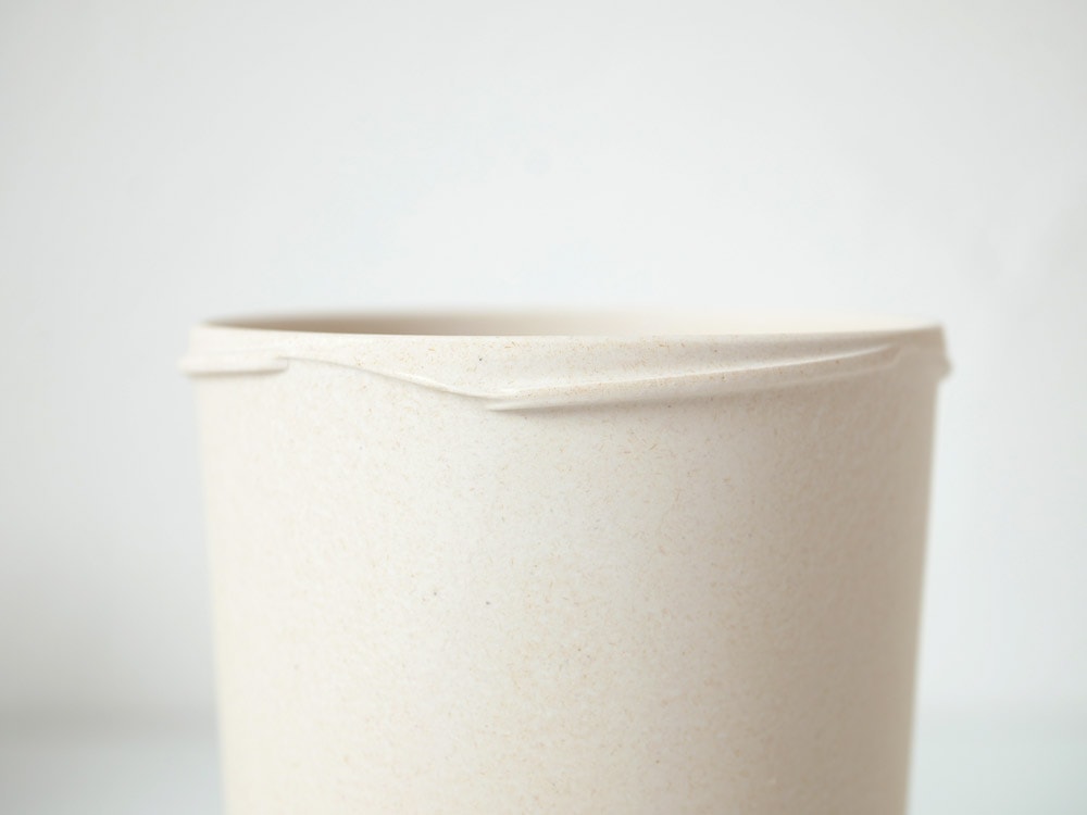 ホーンプリーズのECOキャニスター、アイボリー色で1200mlの容量を持つプラスチック製キッチン収納容器