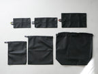 sarasa designの黒色ワイドランドリーネット、ショルダーストラップと複数ポケットを備えた洗濯用バッグ