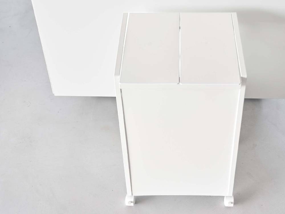 灰色の蓋付きタワーダストワゴン、スチール製
