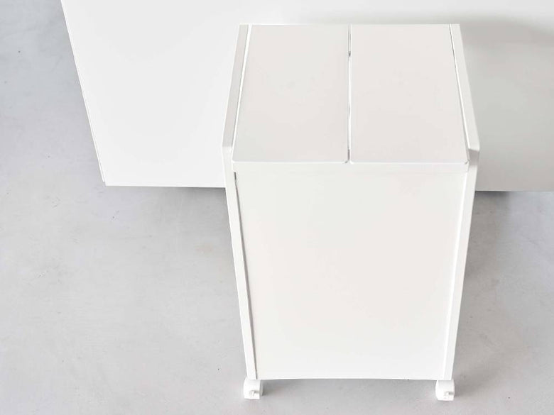 灰色の蓋付きタワーダストワゴン、スチール製