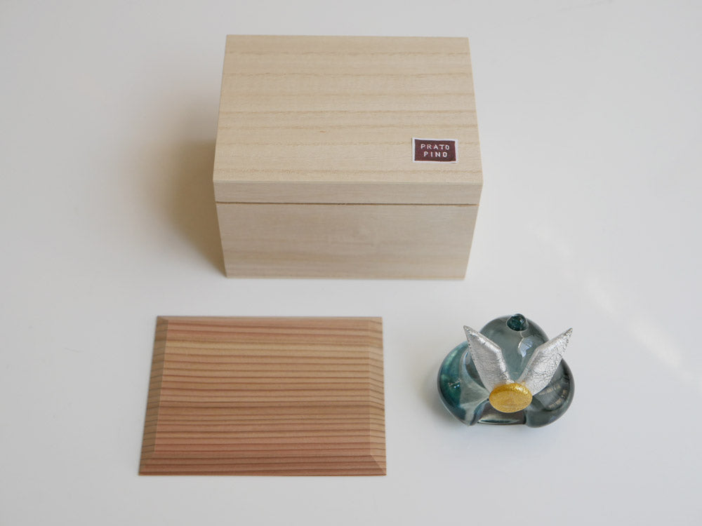 硝子屋 PRATO PINO製の手作りガラスの兜と木製飾り台、木箱付き
