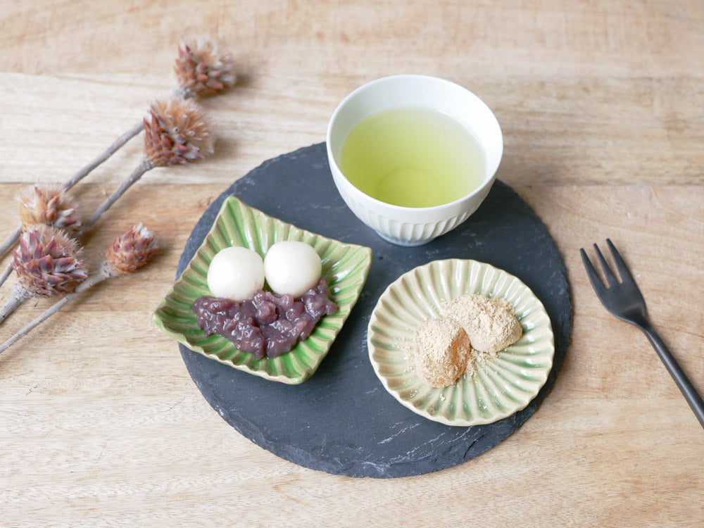 俊峰陶苑製 花あかり丸箸置。直径36～39mm、高さ6mmの手作り陶器で、自然な風合いが特徴。