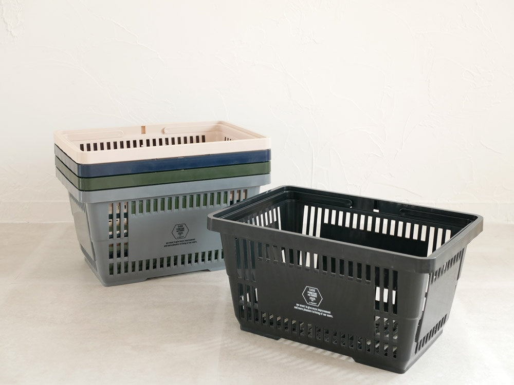 プラスチック製の収納バスケット