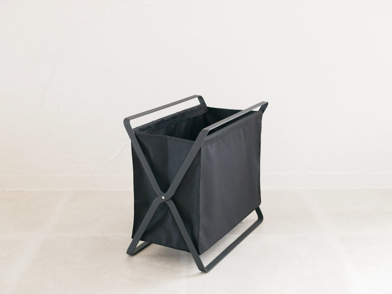 YAMAZAKI/towerの灰色プラスチック製手荷物収納ボックス、幅46cm×奥行29cm×高さ40cm