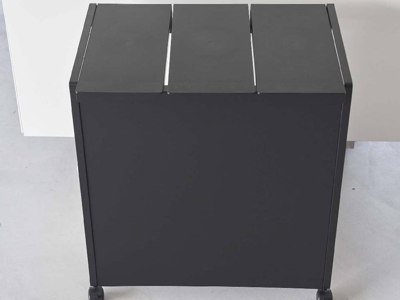 蓋付きの灰色スチール製目隠しダストワゴン