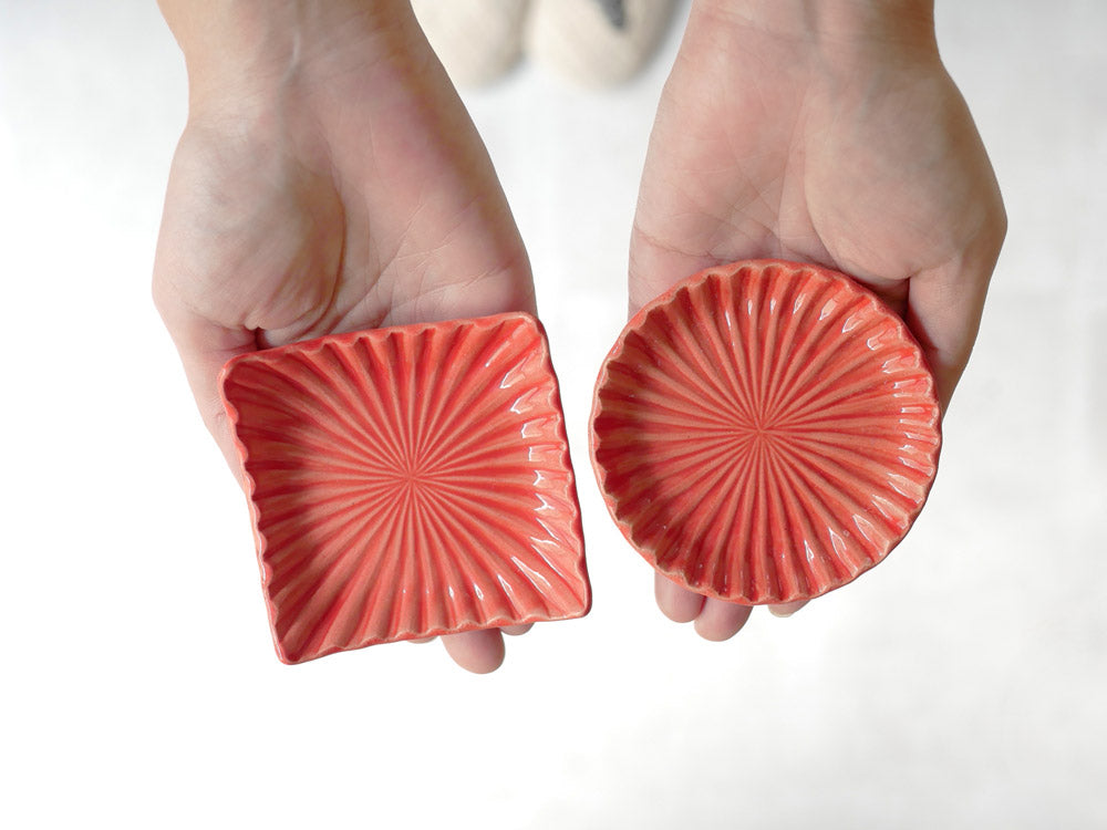 俊峰陶苑の花あかり丸小皿。直径約90～95mm、高さ13～16cmの手作り日本製陶器で自然な風合いが特徴。