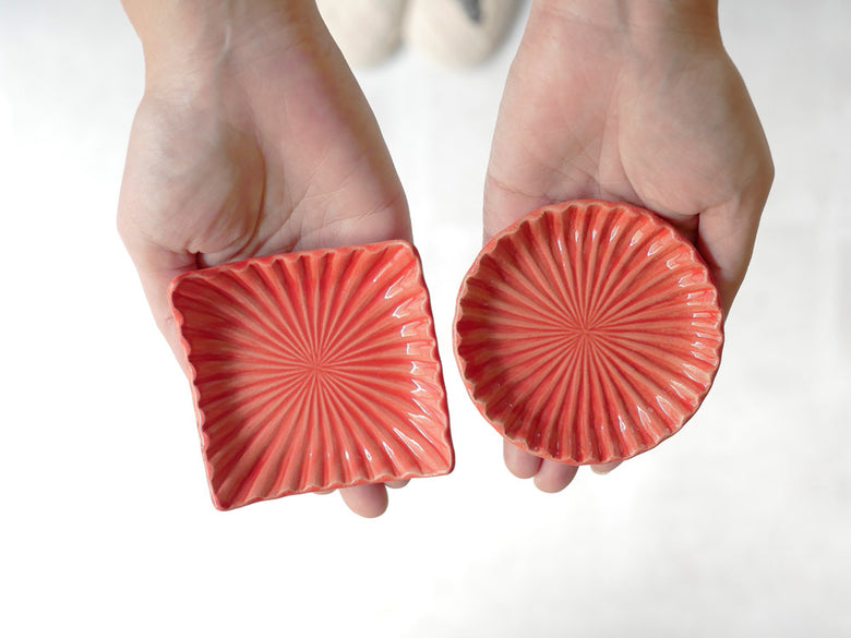 俊峰陶苑の花あかり丸小皿。直径約90～95mm、高さ13～16cmの手作り日本製陶器で自然な風合いが特徴。