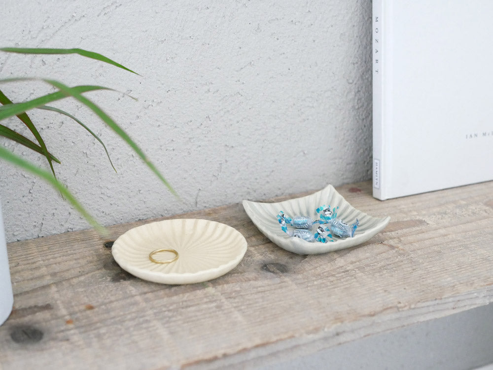 俊峰陶苑の花あかり丸小皿。日本製の手作り陶器で、直径約90～95mm、高さ13～16mmの自然な風合いを持つ丸型小皿