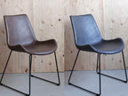 自然素材のグレーのチェアと木製床