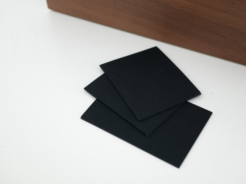 YAMAZAKI/RINのペン＆リモコンラック。幅25cm×奥行7cm×高さ10.2cmのスチールと木材を使用したオフィスデスク用文房具収納ラック