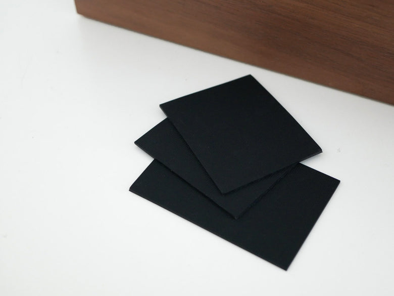 YAMAZAKI/RINのペン＆リモコンラック。幅25cm×奥行7cm×高さ10.2cmのスチールと木材を使用したオフィスデスク用文房具収納ラック