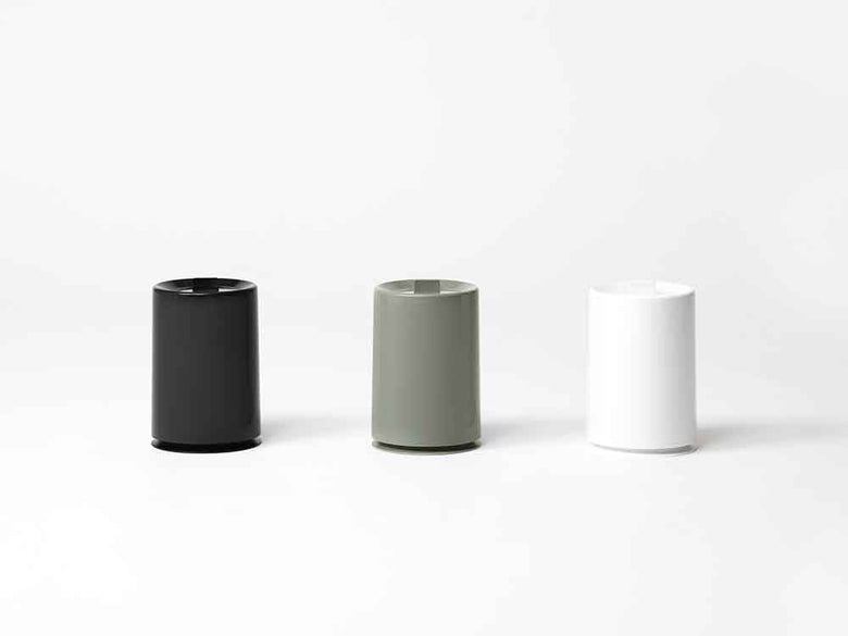 銀色の蓋付きプラスチック製丸形ダストボックス
