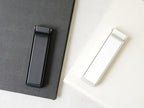 towerブランドの銀色、チタン色、ライトカラーのスチール製スマートマグネット折り畳みドアストッパー