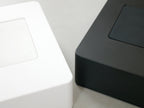 タワー製マグネットウェットシートホルダーが壁に取り付けられている様子
