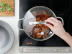 GREEN PANのメイフラワーキャセロール鍋と強化ガラス蓋。セラミックコーティングされたアルミ製の調理器具がキッチンに配置されている