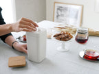 sarasa designのコルク蓋付きウェットティッシュスタンド。ABSとシリコン製で、幅9cm×奥行9cm×高さ19cmのコンパクトなデザイン。