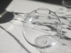 スガハラ（Sghr）ブランドのフィオラフラワーベース。ソーダガラス製の手作り花瓶で、繊細な気泡が特徴的です。