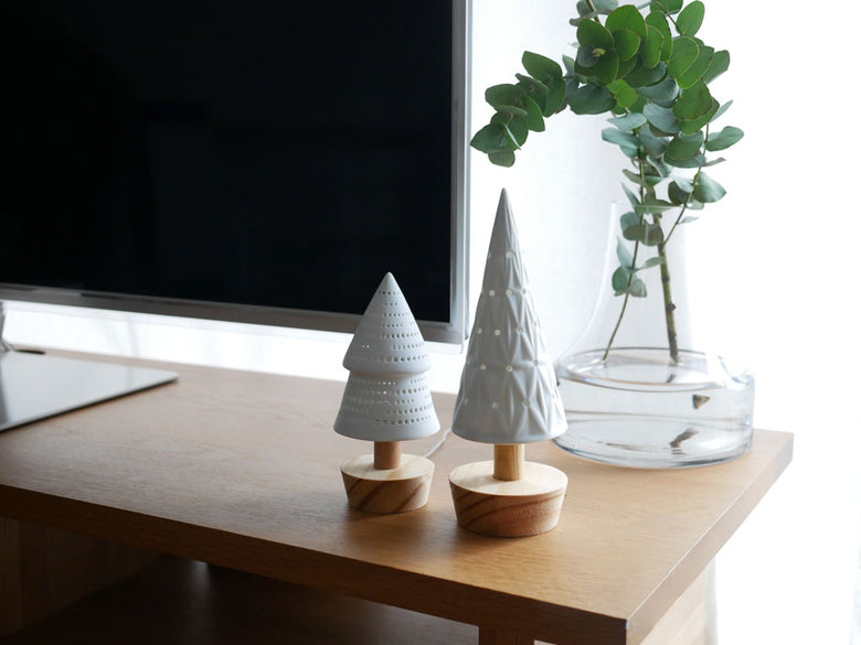 Horn PleaseのLEDライト「POTTERY ツリー」。木製のツリーにLEDライトが組み込まれたインテリア用装飾照明。