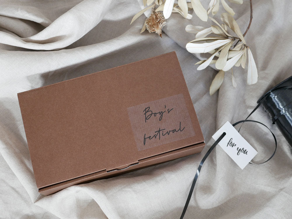 P.F WORK SHOPの木製コイノボリとカブトのセット。伝統的なデザインの鯉のぼりと兜が含まれています