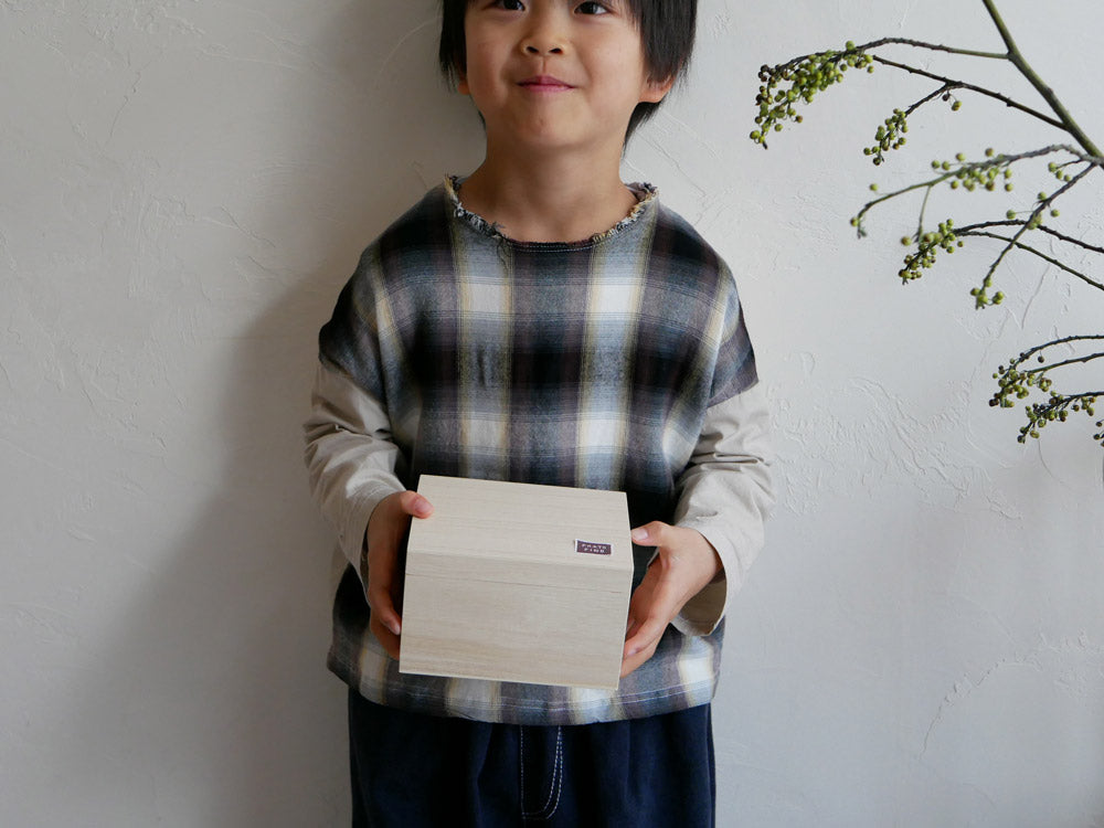 木製飾り台に置かれた硝子屋PRATO PINOの手作りガラス兜