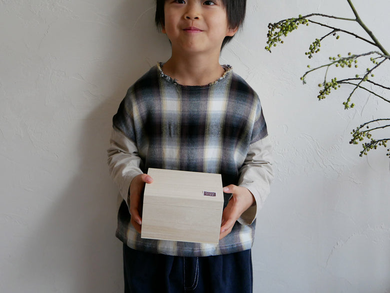 木製飾り台に置かれた硝子屋PRATO PINOの手作りガラス兜