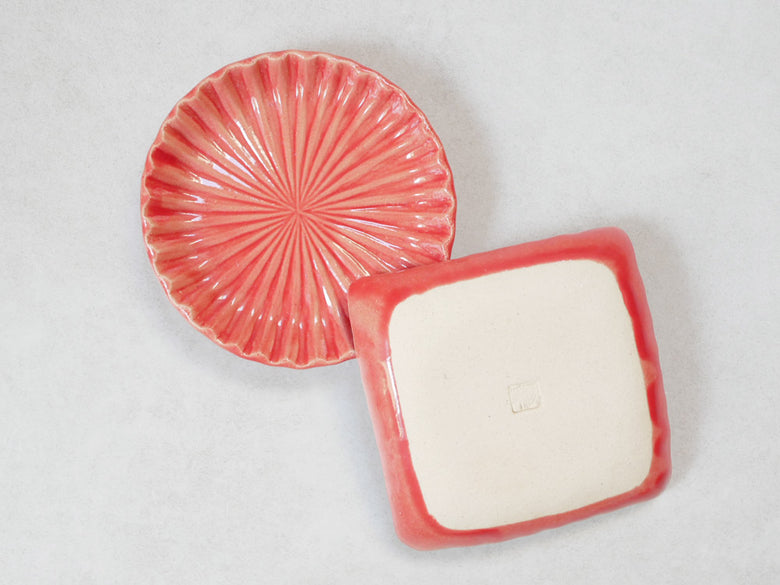俊峰陶苑の手作り陶器製「花あかり」丸小皿。直径約90～95mm、高さ13～16mmの自然な風合いが特徴の一品