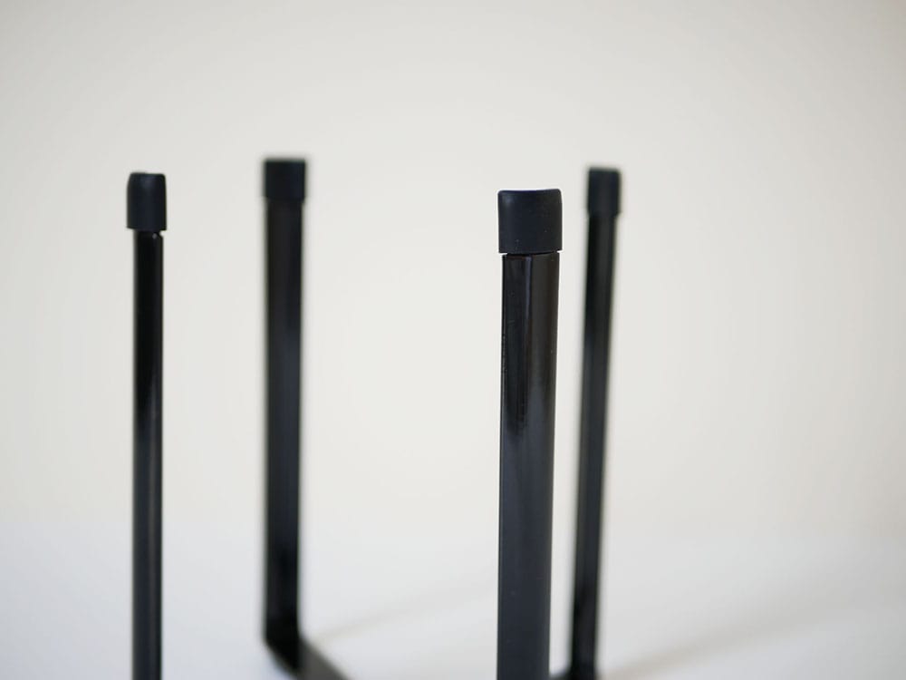 YAMAZAKIのタワーポリ袋エコホルダー。プラスチックパイプとカーボンファイバーを使用したスチール製のエコ収納用品