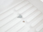 YAMAZAKI/towerブランドのプラスチック製ABS樹脂水切りバスケット。キッチンで食器の排水に使用。