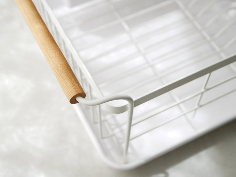 YAMAZAKIのトスカ水切りバスケットがキッチンの棚に置かれており、スチールとプラスチック製のハンドル付き複数ポケットを持つ収納バスケット