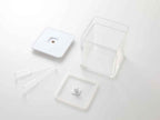 透明なプラスチック製密閉保存容器と蓋がトレイに置かれている