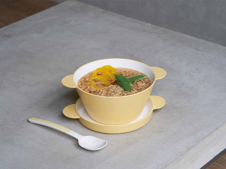 イエローのボウルとプレート、スプーンが並ぶキッズセット
