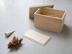 Comore Sunブランドの天然木材とヌメ革で作られた子供用兜