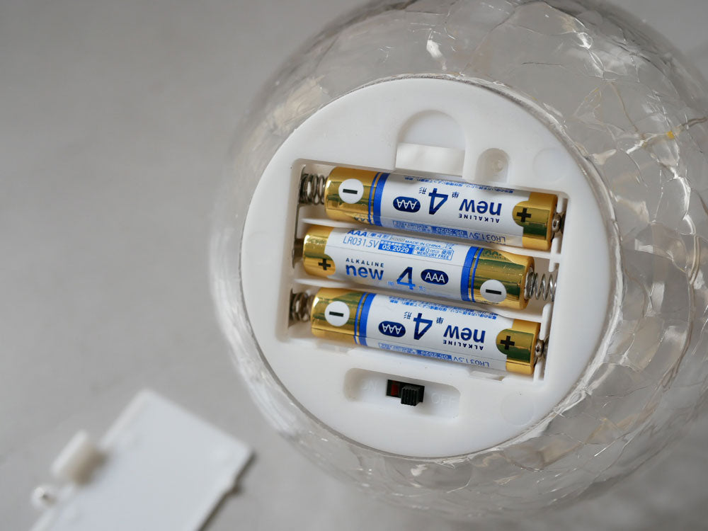Horn Please製GLASSドーム イグルー LEDライト。透明なガラスドーム内に暖色のLEDが輝いているデザイン。