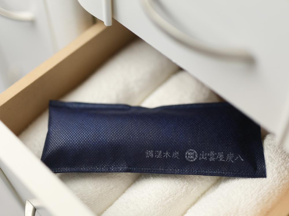 【出雲屋炭八】ずっと使える湿気取り 調湿木炭 炭八（ミニ・押入れ用・タンス用）