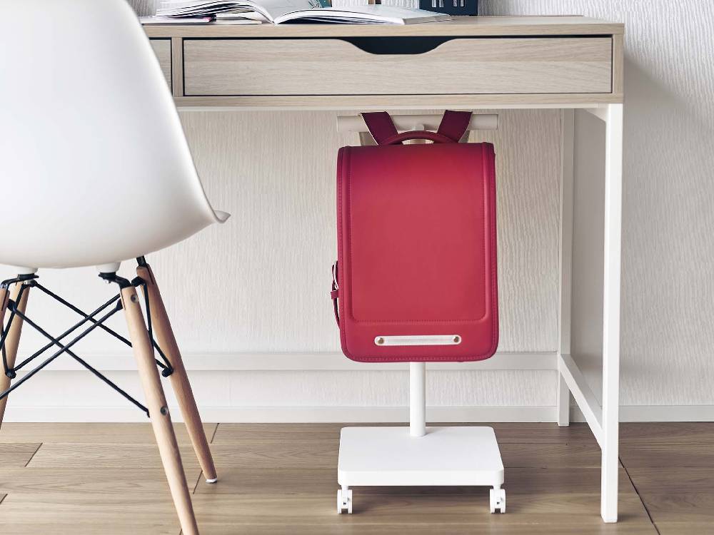 子供の部屋に設置されたキャスター付きスマートランドセル収納ワゴンで、ランドセルが整然と収納されている様子