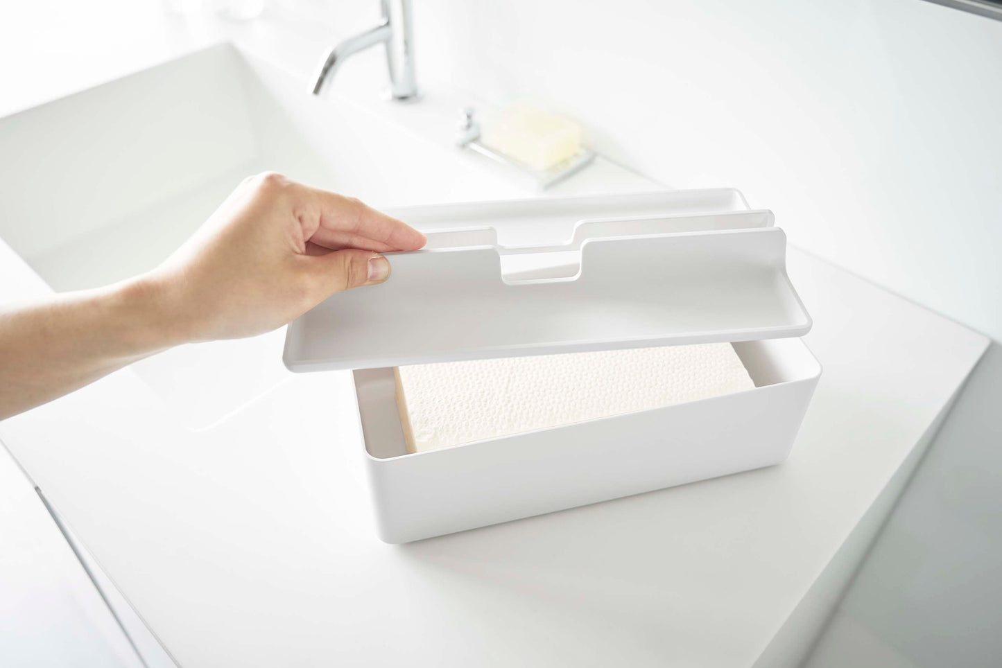 タワータイプのトレー蓋付きプラスチック製ペーパータオルケース