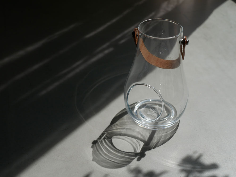 無鉛ガラスとステンレス鋼、皮革を使用した透明な【HOLMEGAARD/ホルムガード】DESIGN WITH LIGHT ランタン