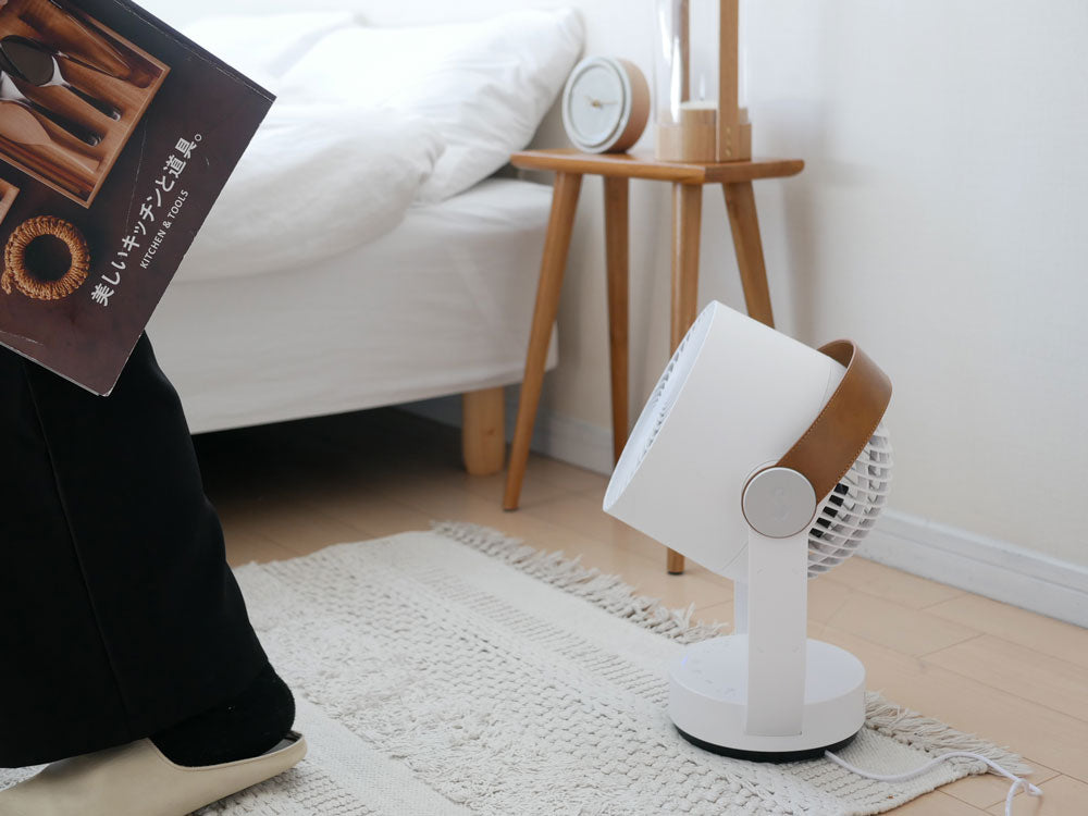 スタドラフォームのLeoサーキュレーター。ABS樹脂製本体と合成皮革ハンドルを備えたコンパクトな電動ファン。