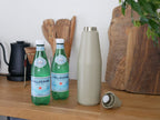 キントー製トレイルタンブラー1080mlと580ml、専用タンブラーストラップが並んでいる商品画像