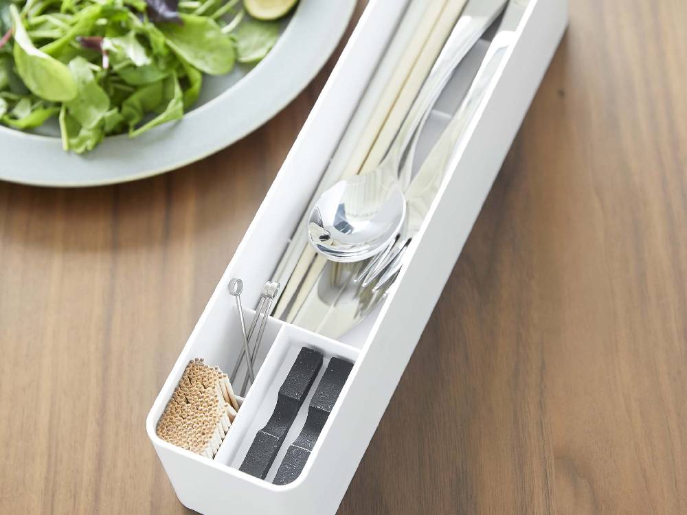 蓋付きタワーカトラリーケースロングがキッチンのトレイ上に置かれ、スプーンやフォークなどのカトラリーが整理されている様子