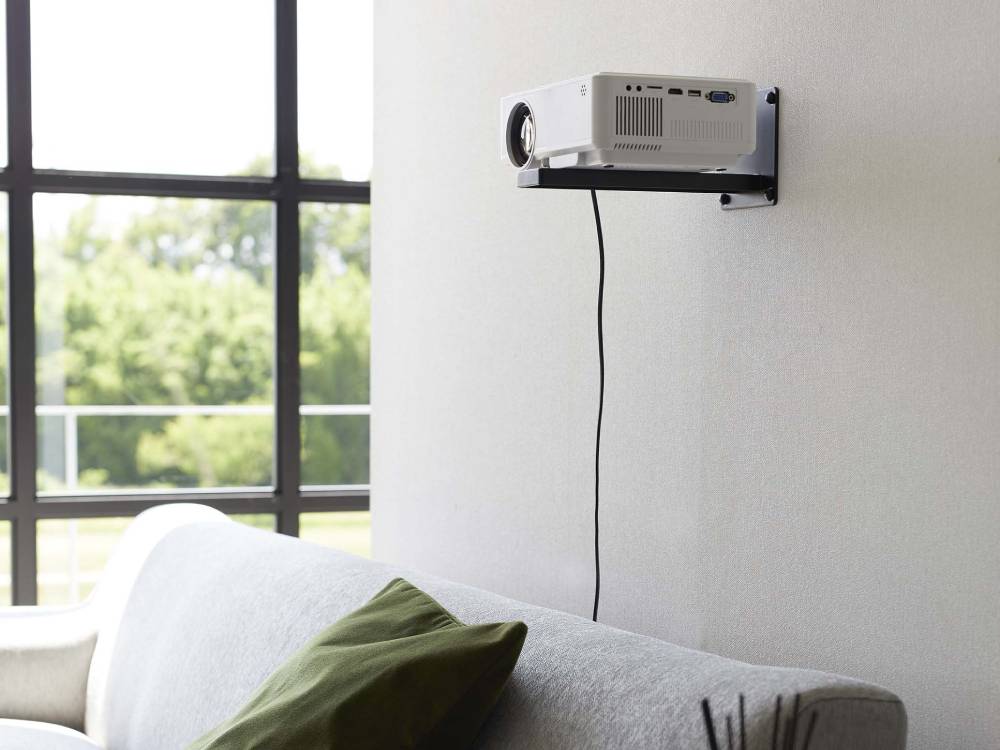 スチール製スマートウォールプロジェクターラックに設置されたLCDプロジェクター