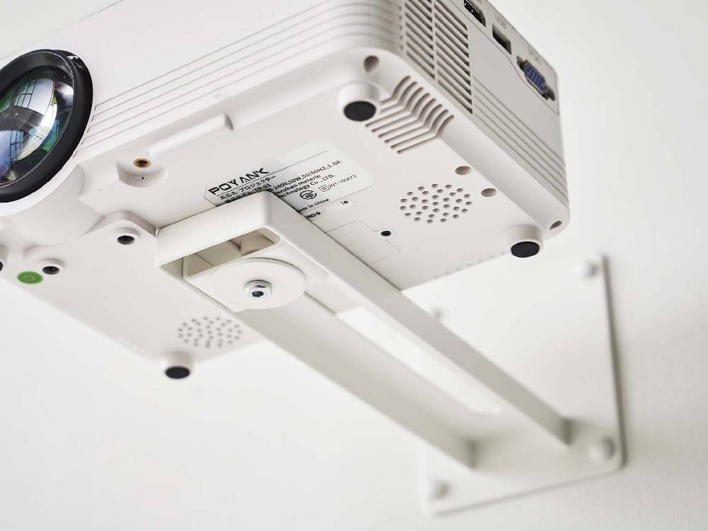 スチール製のスマートウォールプロジェクターラックが壁に取り付けられている製品写真