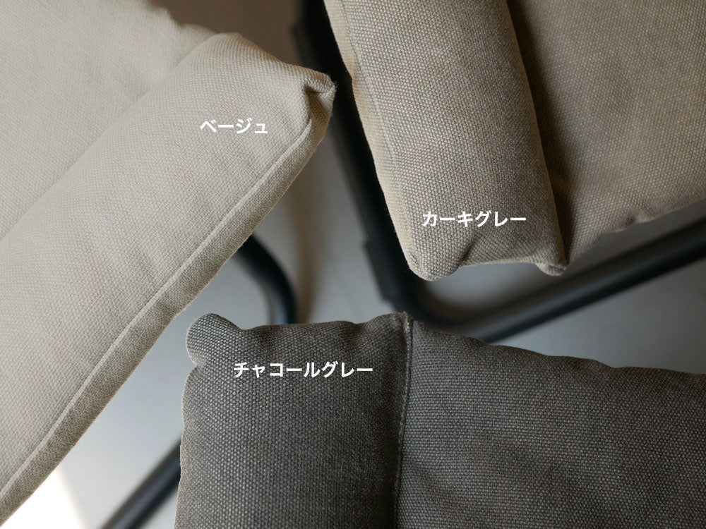 灰色の【Comore Sun】2wayフォールディングチェア用オットマンがリビングルームで快適なソファベッドとして使用されている様子