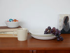 iittala（イッタラ）ティーマシリーズの白色磁器プレート、シンプルなデザインでテーブルに配置されています