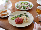 イッタラティーマプレートに盛られた野菜と肉を使った食事の様子
